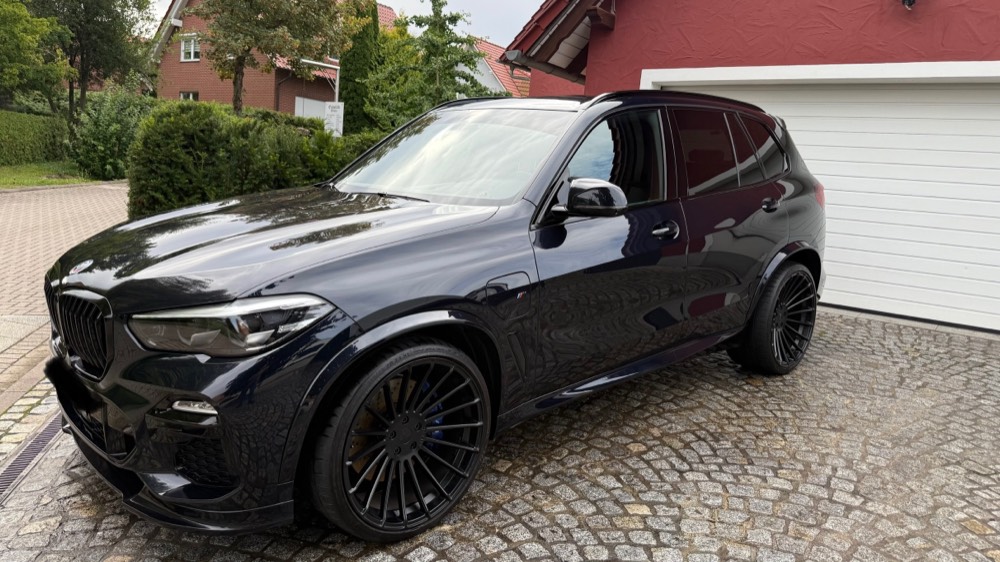 Schwarzer BMW X5 mit spiegelndem Lack nach der Aufbereitung