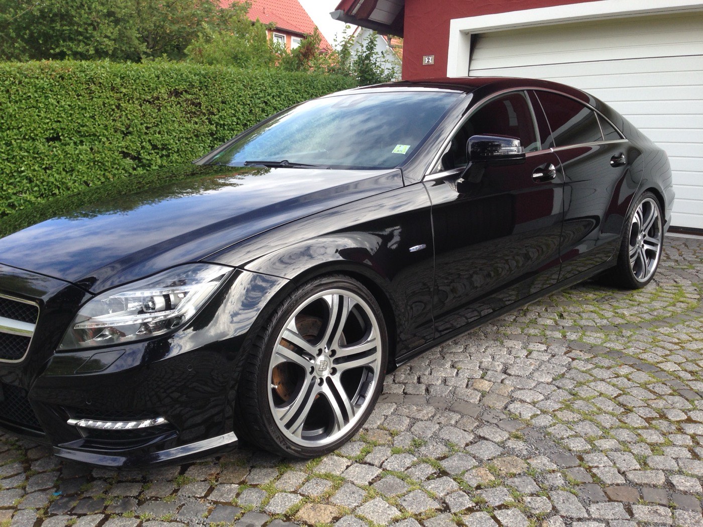 Schwarzer Mercedes mit spiegelndem Lack nach der Aufbereitung