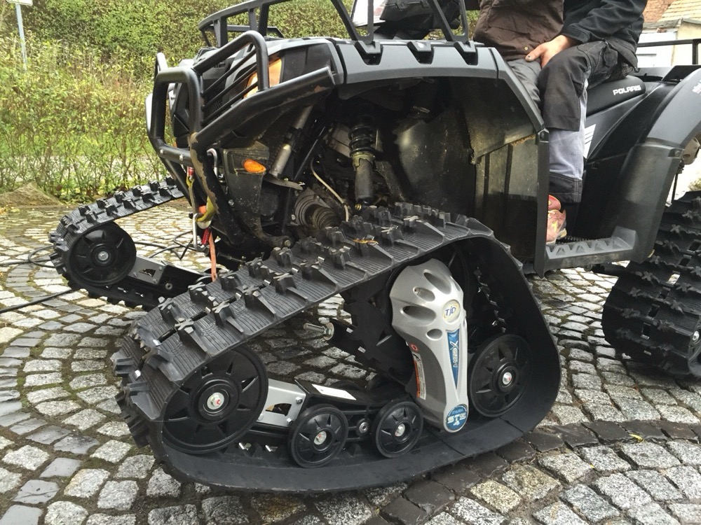 Quad mit Raupenketten in der Aufbereitung