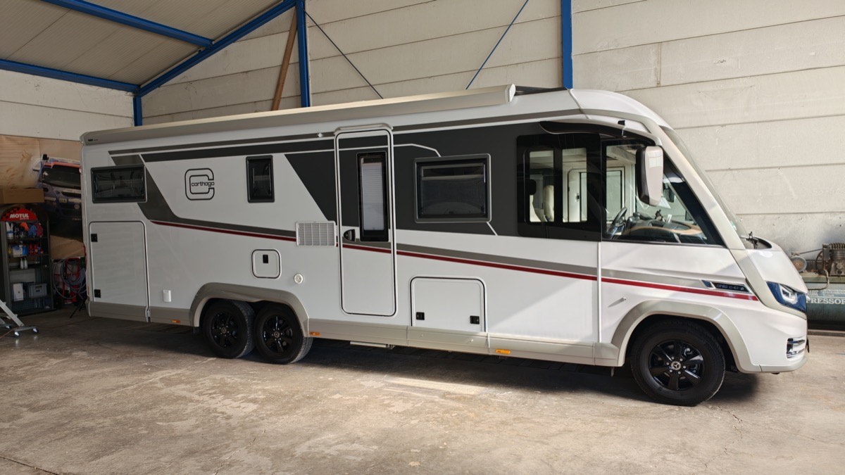Keramikversiegeltes Wohnmobil in der Werkstatt, Seitenansicht